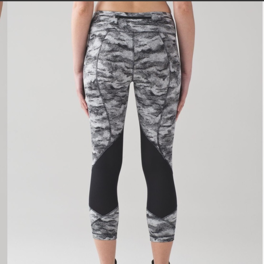 Lululemon Pace Rival Crop‎ (22")
Power Luxtreme Hazy Days Black White